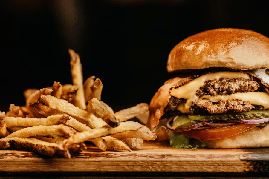 Ungesundes Fast Food: Burger und Pommes.