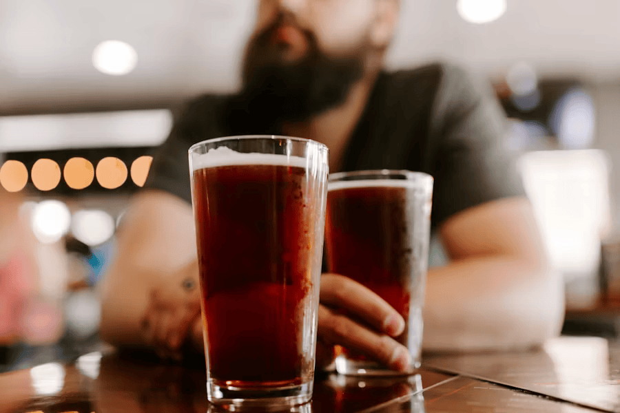 Zwei Gläser Bier.