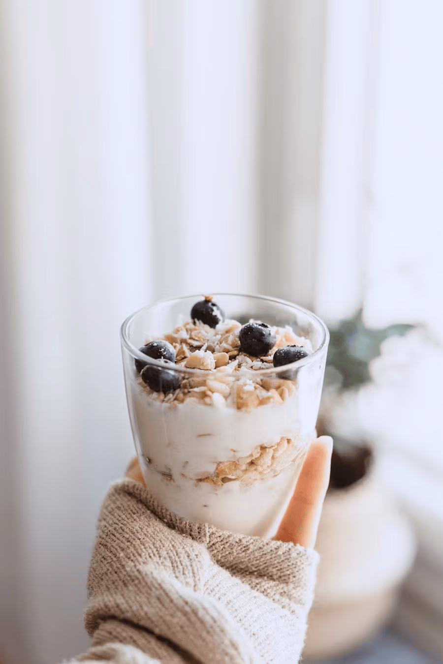 Ein gesunder Snack zum Abnehmen, bestehend aus Joghurt, Nüssen und Beeren.
