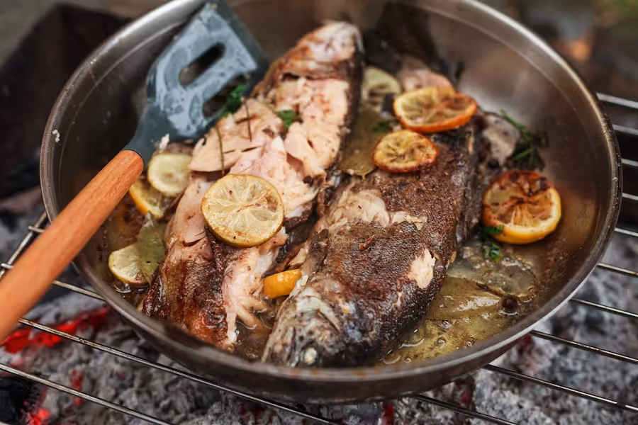 Gebratener Fisch, der ein natürlicher Kollagen-Lieferant ist.