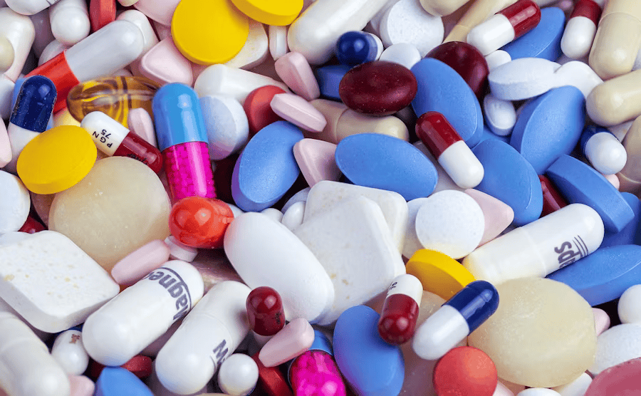 Verschiedene Tabletten, die beim Abnehmen helfen sollen.