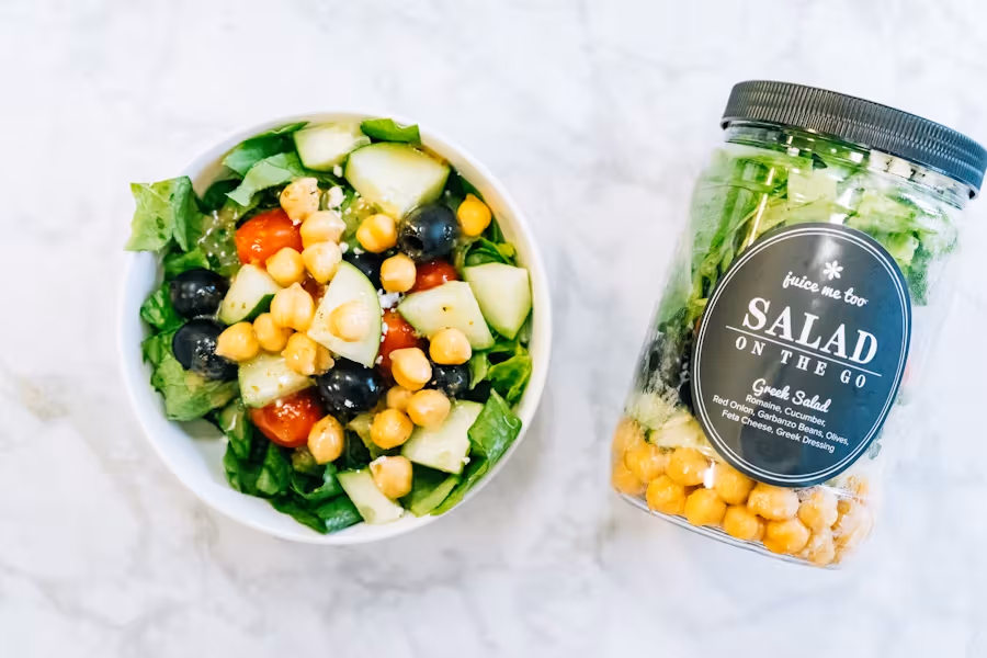 Salat aus einem Meal-Prep-Glas.