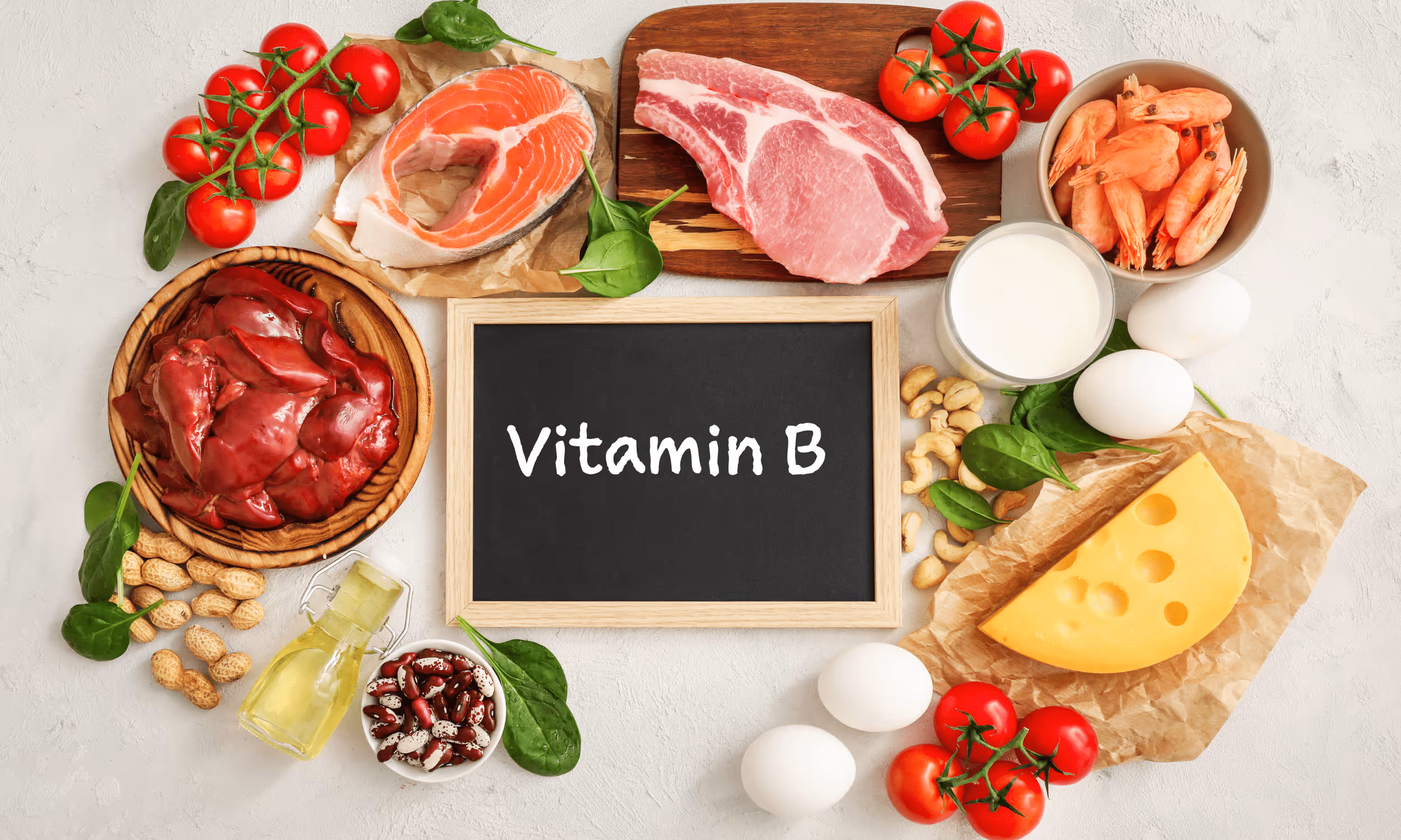 Fleisch, Eier, Milchprodukte und Gemüse um eine Tafel mit der Aufschrift Vitamin B.