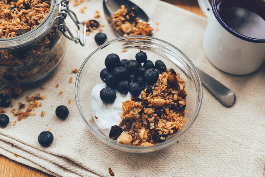 Leichtes Frühstück, Joghurt mit Müsli und Früchten.