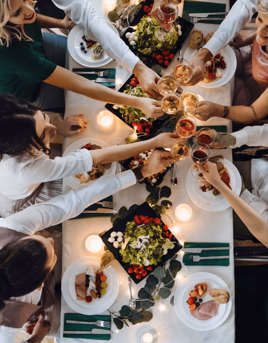 Eine Gruppe geht trotz der 80/20 Ernährung in ein Restaurant essen.