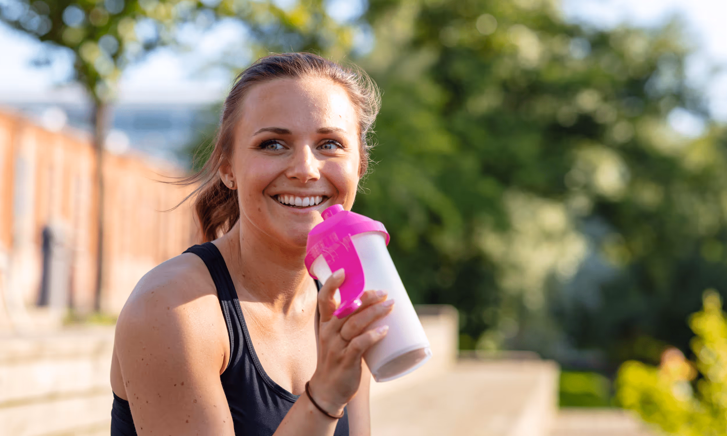 Frau trinkt Abnehmshake, um Gewicht zu verlieren.