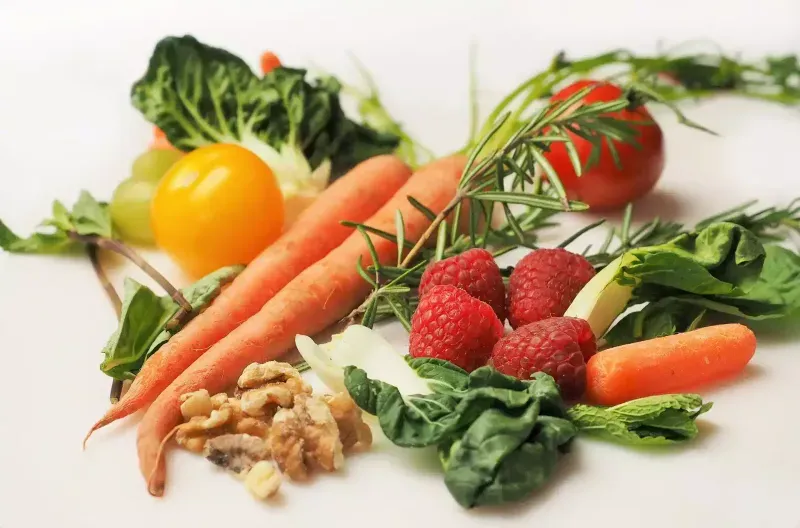 Die 80% der 80/20 Ernährung, bestehend aus gesunden Lebensmitteln, wie Obst und Gemüse.