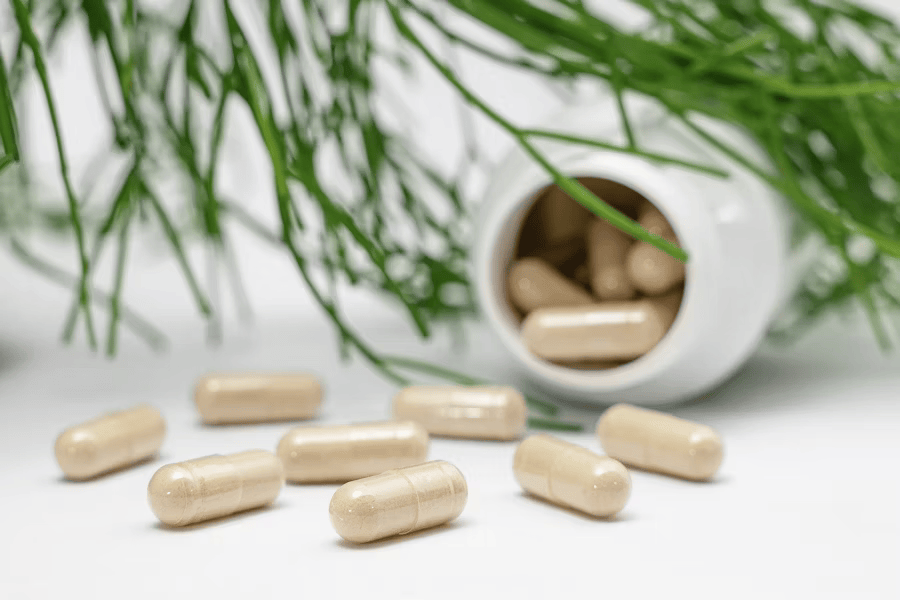 Vitamin B 12 als Voraussetzung für die Wirkung von Folsäure.