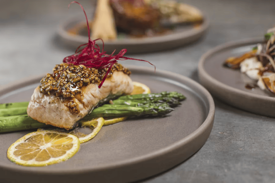 Ballaststoffreiche Mahlzeit mit Fisch.