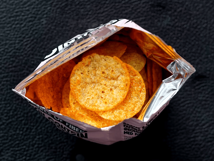 Gemüsechips in einer Tüte.