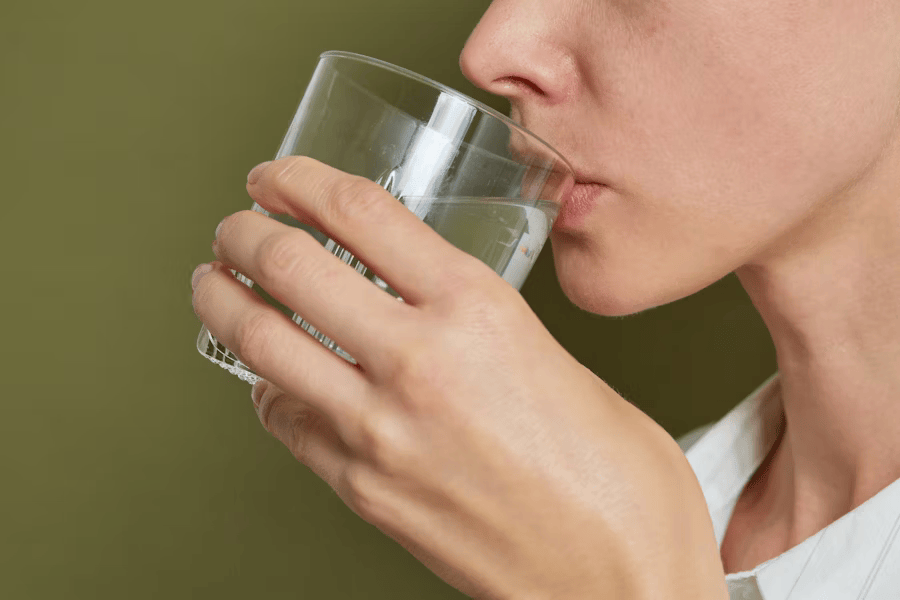 Wasser trinken bei der Einnahme von Flohsamenschalen.