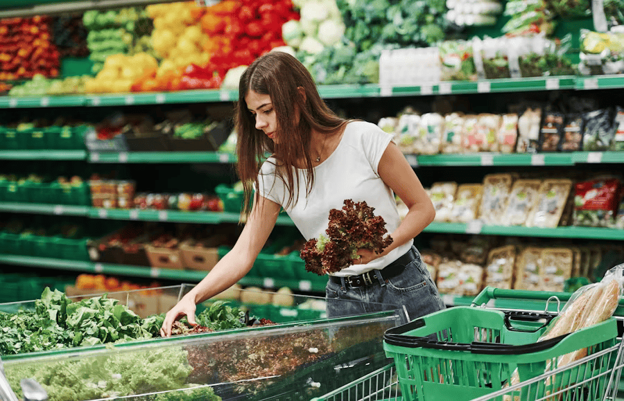 Supermarktregale mit gesunden Lebensmitteln.