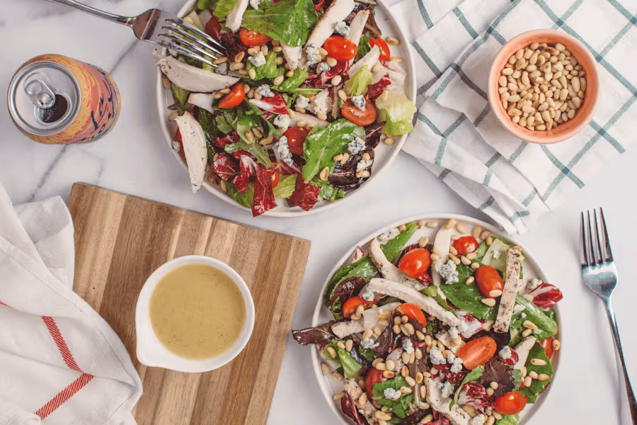Salat mit balsamico dressing beinhaltet Blätter von verschiedenen Salatsorten.