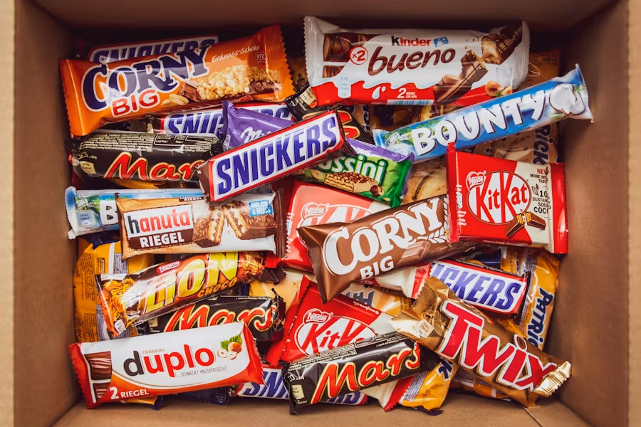 Eine Sammlung an ungesunden Schokoriegeln.