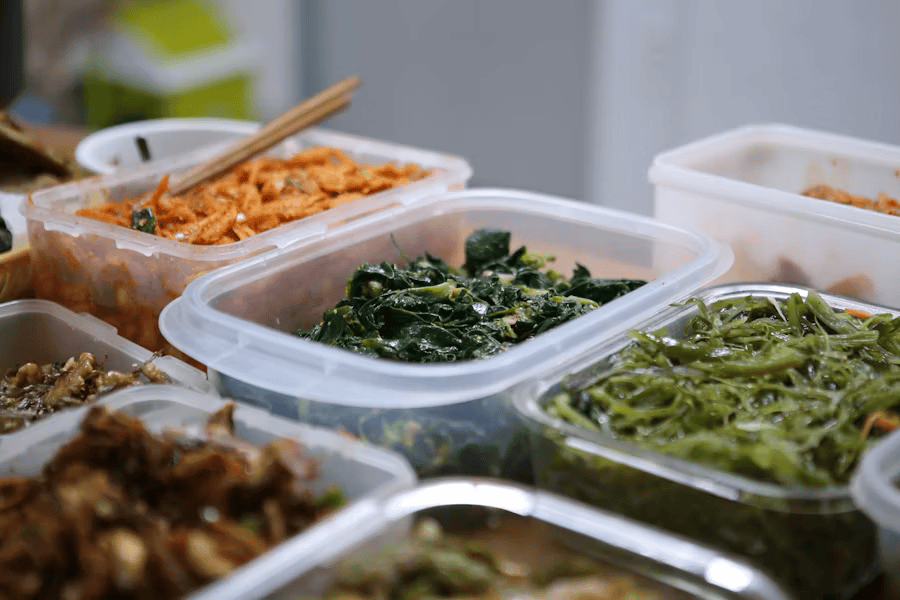 Erfolgreiches meal prepping mit mehreren vorbereiteten Mahlzeiten.