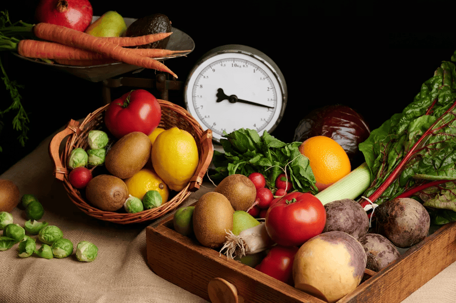 Zyklus Food: Eine Uhr im Zusammenspiel mit Produkten, die für die jeweilige Zyklusphase wichtige Nährstoffe liefern.