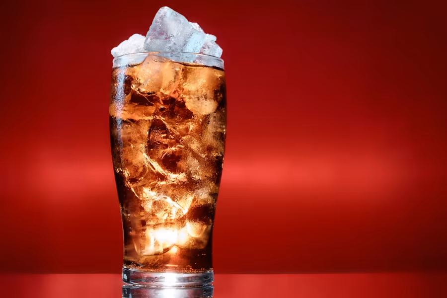 Ein Glas Cola mit viel Zucker.