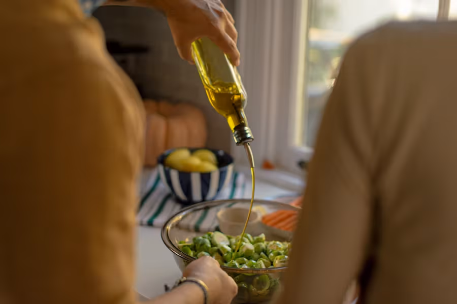 Gesundes Öl wird als Salatdressing verwendet.