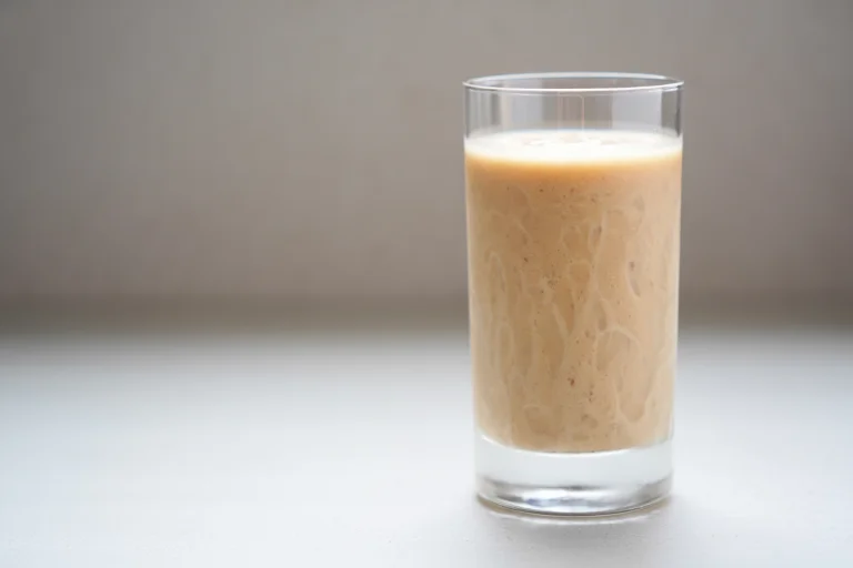 Trinkmahlzeit in einem Glas.
