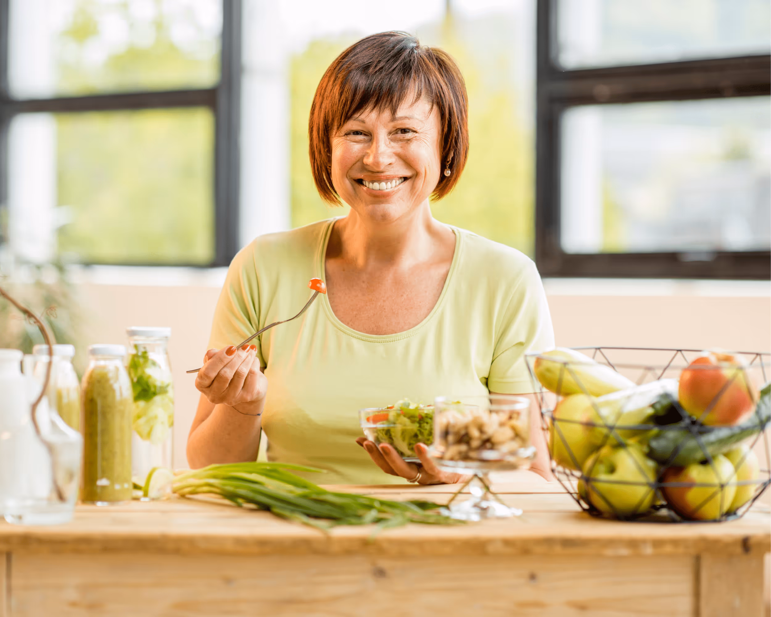 Ältere Frau ernährt sich gesund, um trotz ihres Alters an Gewicht zu verlieren.