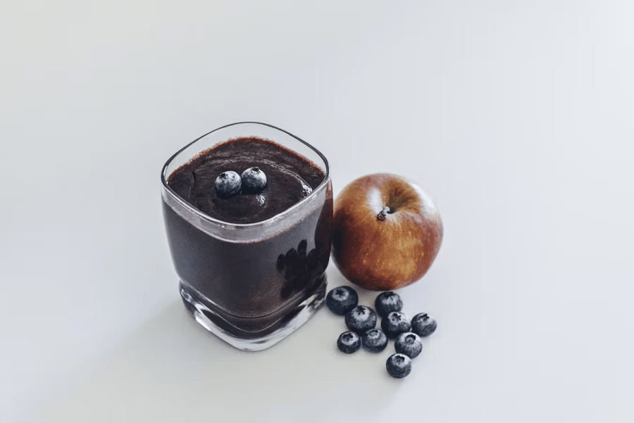 Ein Abwechslungsreicher Abnehmshake mit Äpfeln und Beeren.