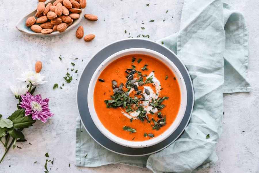 Kalorienarme Suppe mit Gemüse für die Volumetrics-Diät und gegen das Hungergefühl.