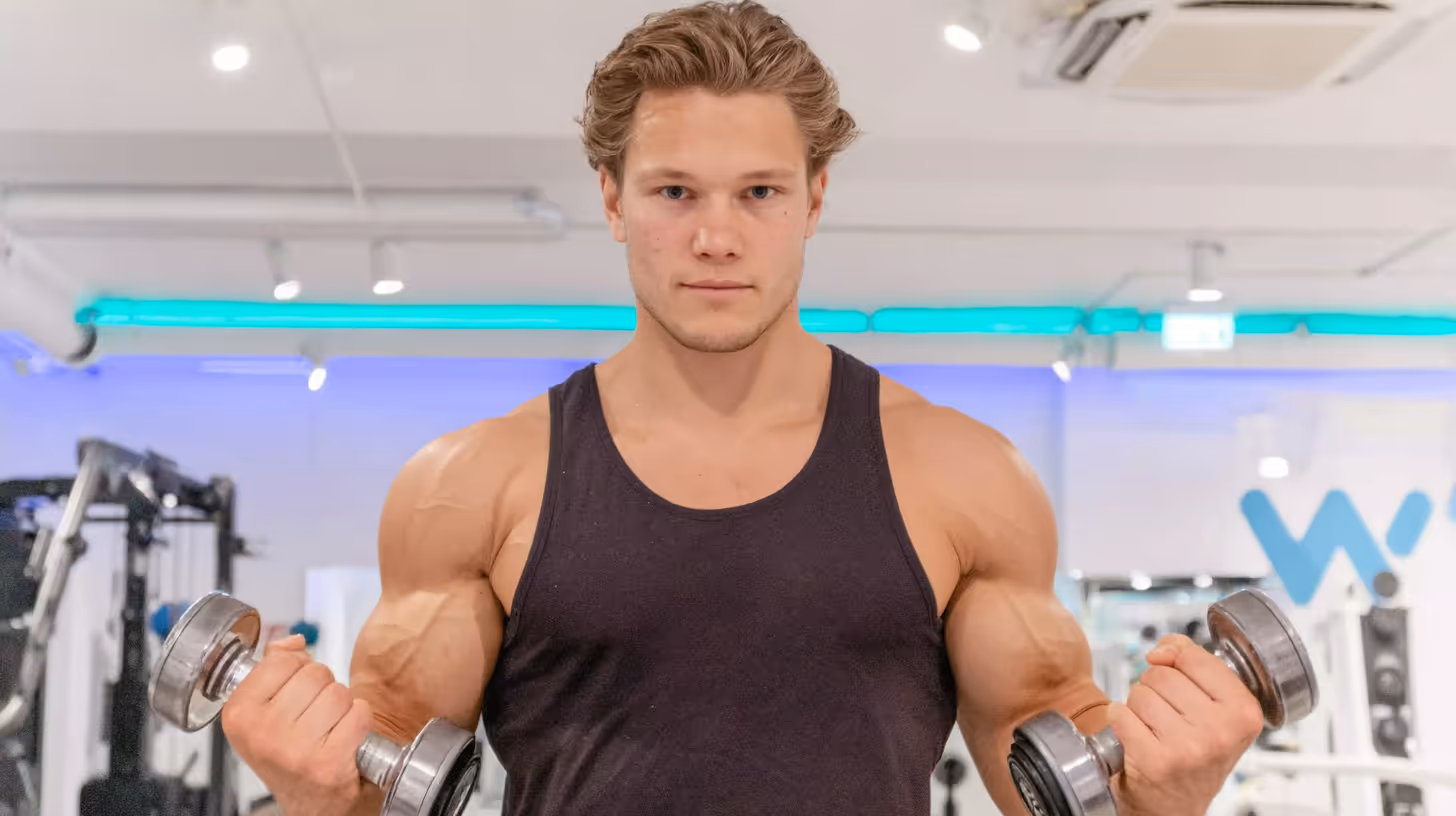 FFMI Rechner: Athletischer Mann beim Krafttraining zeigt natural erreichbare Muskelmasse | Jan Bahmann