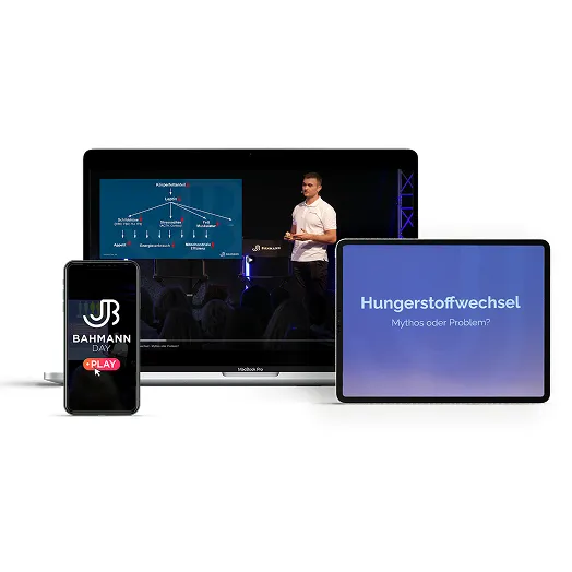 Smartphone, Laptop und Tablet zeigen eine Vortragsreihe zum Thema Ernährung mit dem Titel „Hungerstoffwechsel Mythos oder Problem?“ mit einem Moderator auf dem Laptop-Bildschirm.