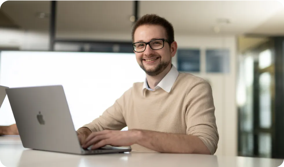 Ein Mann bei seinem Backoffice Job