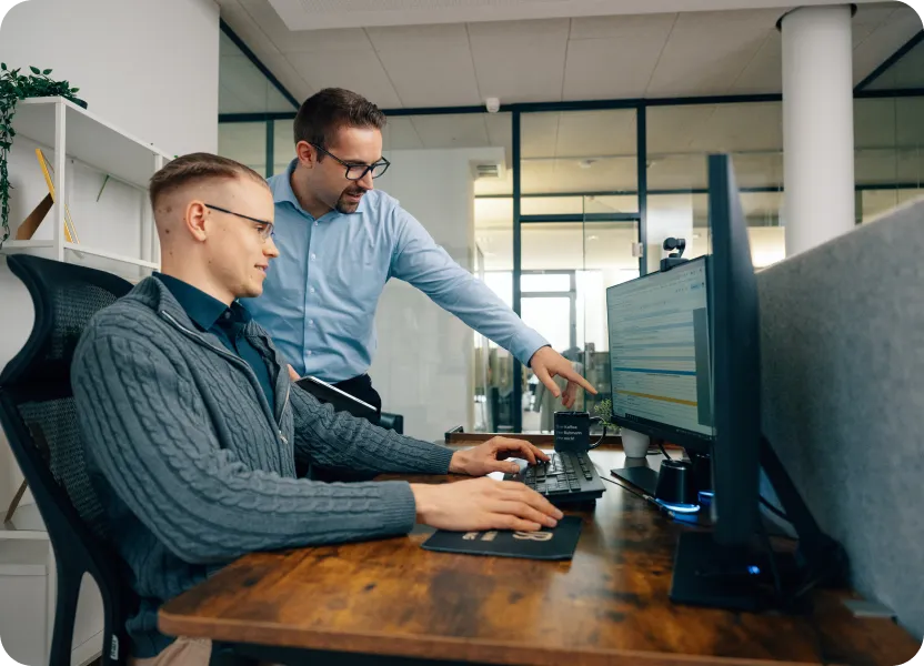 Zwei Männer bei der Backoffice Arbeit