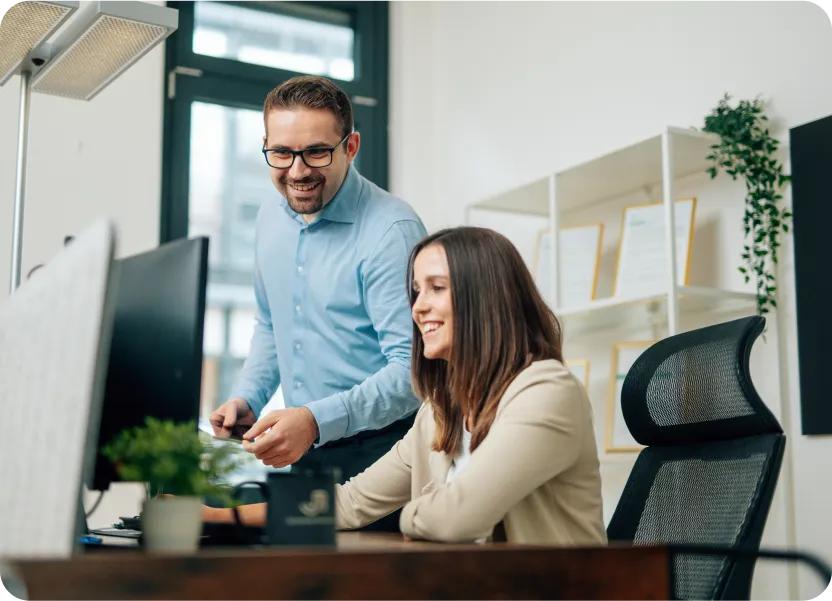 Zwei Personen bei der Arbeit im Jan Bahmann Office