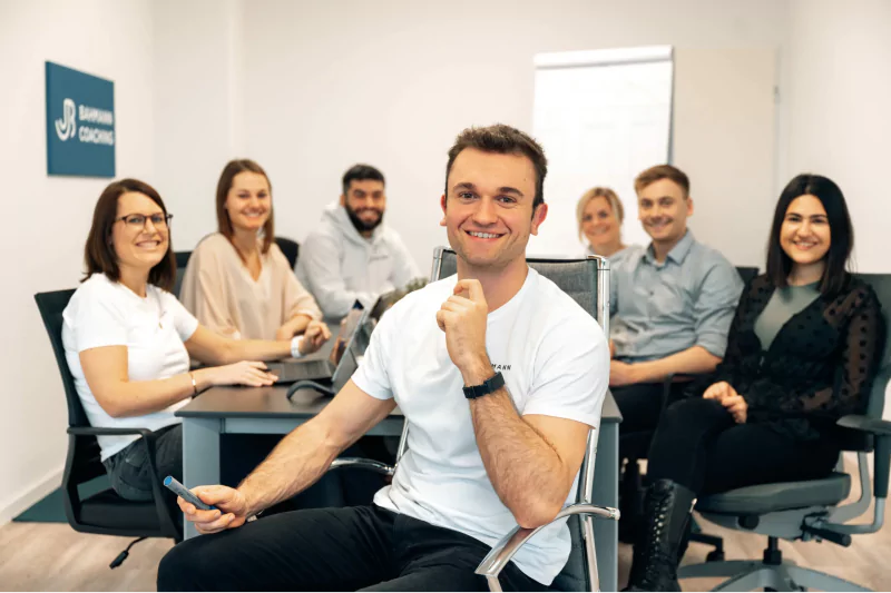 Jan Bahmann und das Team von Bahmann Coaching bei einer Besprechung