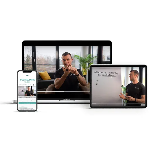 Drei Geräte, die einen Mann zeigen: ein Smartphone mit einem Leitfaden mit dem Titel „Wechseljahre Guide“, ein Laptop, auf dem der Mann spricht, und ein Tablet, auf dem der Mann Punkte auf einem Whiteboard erklärt.